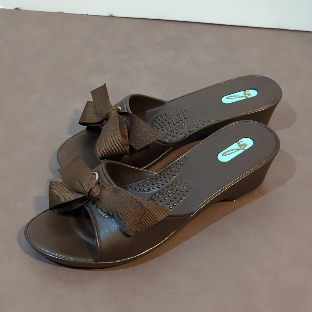OKA b. Madison Slide Sandals Brown Mini Wedge With Bow Size S 5 - 6 NWOT